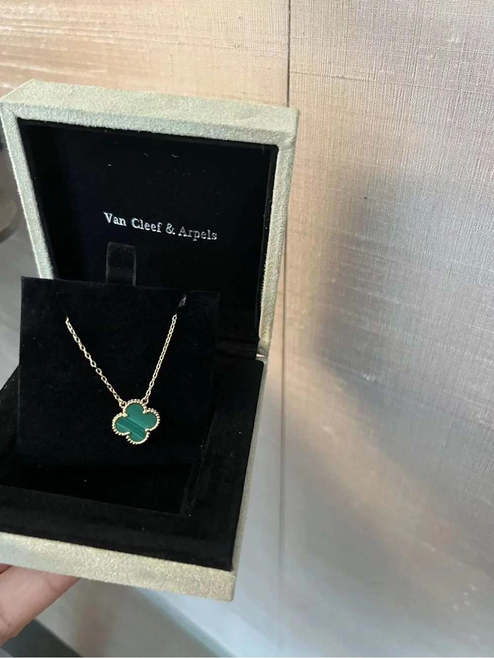 Van Cleef & Arpels Gold Necklace with Green Alhambra Clover - Picture 4 of 7
